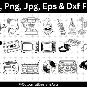 Pode incluir: Ilustrações a preto e branco de tecnologia retro e dispositivos de mídia, incluindo um robô, um console de jogos portátil, telefones, um gramofone, uma fita cassete, um micro-ondas, uma televisão, fones de ouvido, uma câmera, rádios, um toca-discos e um boombox. O texto "Svg, Png, Jpg, Eps & Dxf Files" está no topo.