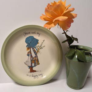 Vintage Holly Hobbie Collector Plate – “Start Each Day in a Happy Way” | 1970s Patchwork Apron and Pinafore/Wildflowers
