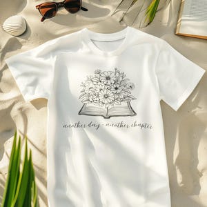 Koszulka z cytatem z książki kwiatowej, inspirujący prezent dla miłośników książek, koszulka Another Day Another Chapter, odzież do czytania, unisex bawełniana koszulka