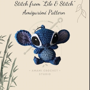 Può includere: Stitch amigurumi blu e viola dal film Disney "Lilo & Stitch". L'amigurumi è seduto con le braccia e le gambe distese. Il testo "Stitch from "Lilo & Stitch" Amigurumi Pattern" è sopra l'amigurumi. Il testo "AMAMI CROCHET STUDIO" è sotto l'amigurumi.