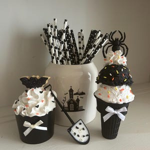 Casquinha de sorvete falsa de Halloween / Assado falso de Halloween / Decoração de bandeja em camadas de Halloween / Casquinha de sorvete falsa / Doces falsos de Halloween