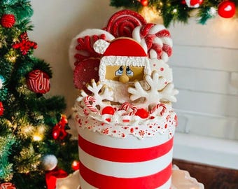 Unechte Lebkuchen-Torte mit Blumen, etageres Tablett