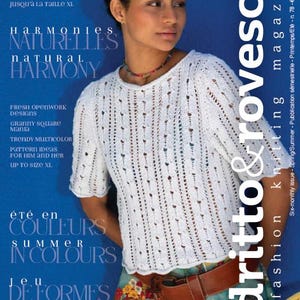 Puede incluir: Una portada de revista con una mujer que lleva un top blanco de ganchillo con una falda floral. La revista se titula "dritto&rovescio" y el texto "fashion knitting magazine" está impreso en el lateral. La portada también presenta el texto "HARMONIES NATURELLES natural HARMONY" y "été en COULEURS summer IN COLOURS".