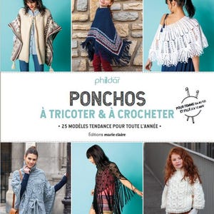 Op de afbeelding: Een collage van afbeeldingen met verschillende gebreide en gehaakte poncho's. De ontwerpen omvatten een crèmekleurige poncho met geometrische patronen, een marineblauwe poncho met franjes en een witte gehaakte poncho. De tekst luidt "PONCHOS À TRICOTER & À CROCHETER".