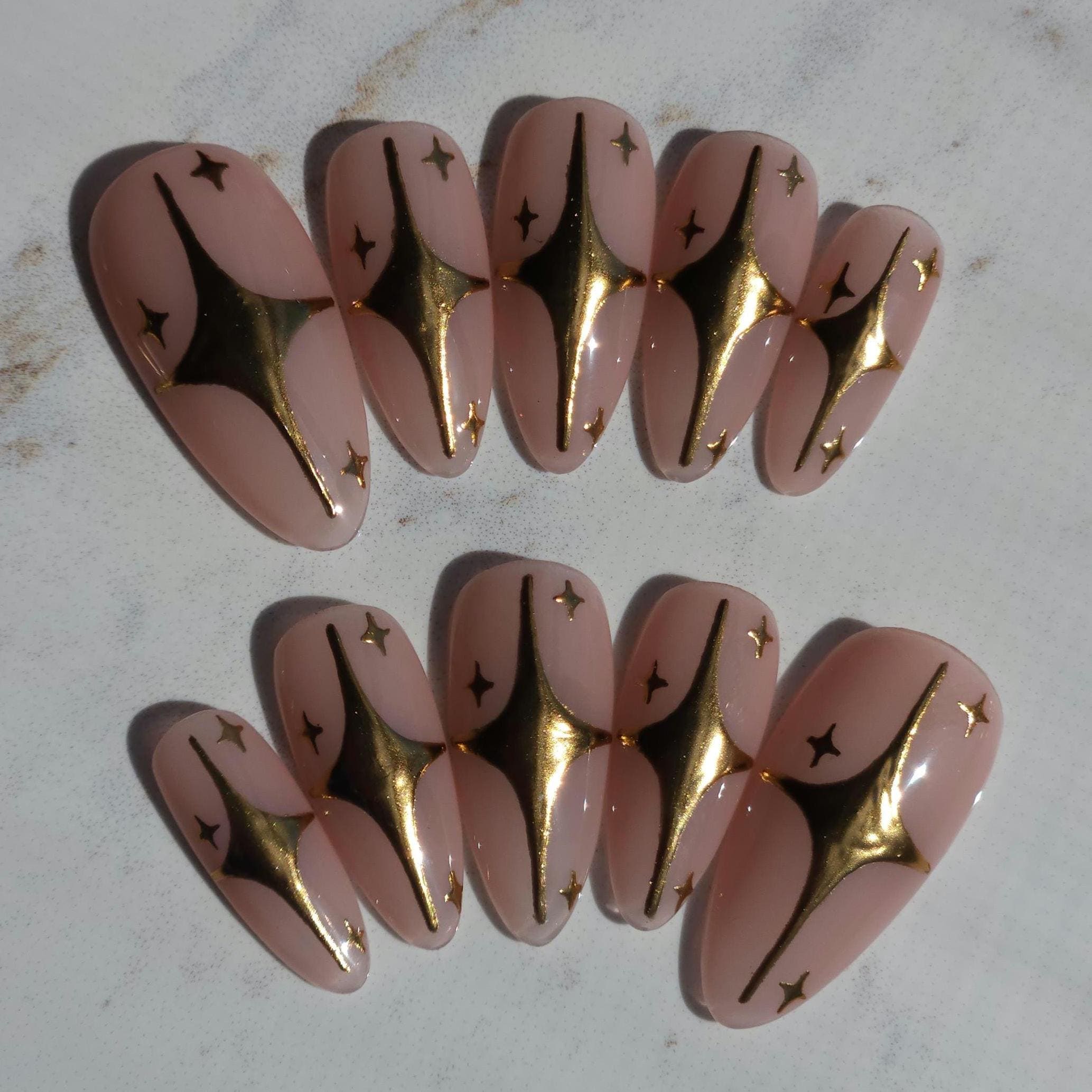 K-POPデーモンハンター「ゴールデン」ハントリックスがネイルに釘付け