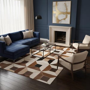 Peut inclure: Salon moderne avec un canapé d'angle bleu marine, deux fauteuils crème et un tapis géométrique aux tons marron, crème et noir. Une table basse en verre est au centre, et une peinture avec des accents dorés est accrochée au-dessus d'une cheminée.