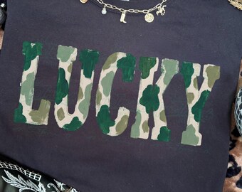 Lucky Camo Png, Krowa na Dzień Świętego Patryka Png, Lucky Charm PNG, Nadruk z krową szkocką, Projekt koszulki z sublimacją clipart, Projekt koszulki