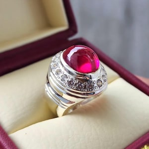 Handgjord djupröd rubin herrring i sterlingsilver 925 i labbtillverkad ädelsten (Thailand)