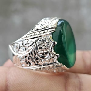 Handmade Sterling Silver Men&#39;s Ring: Green Agate Aqeeq Gemstone