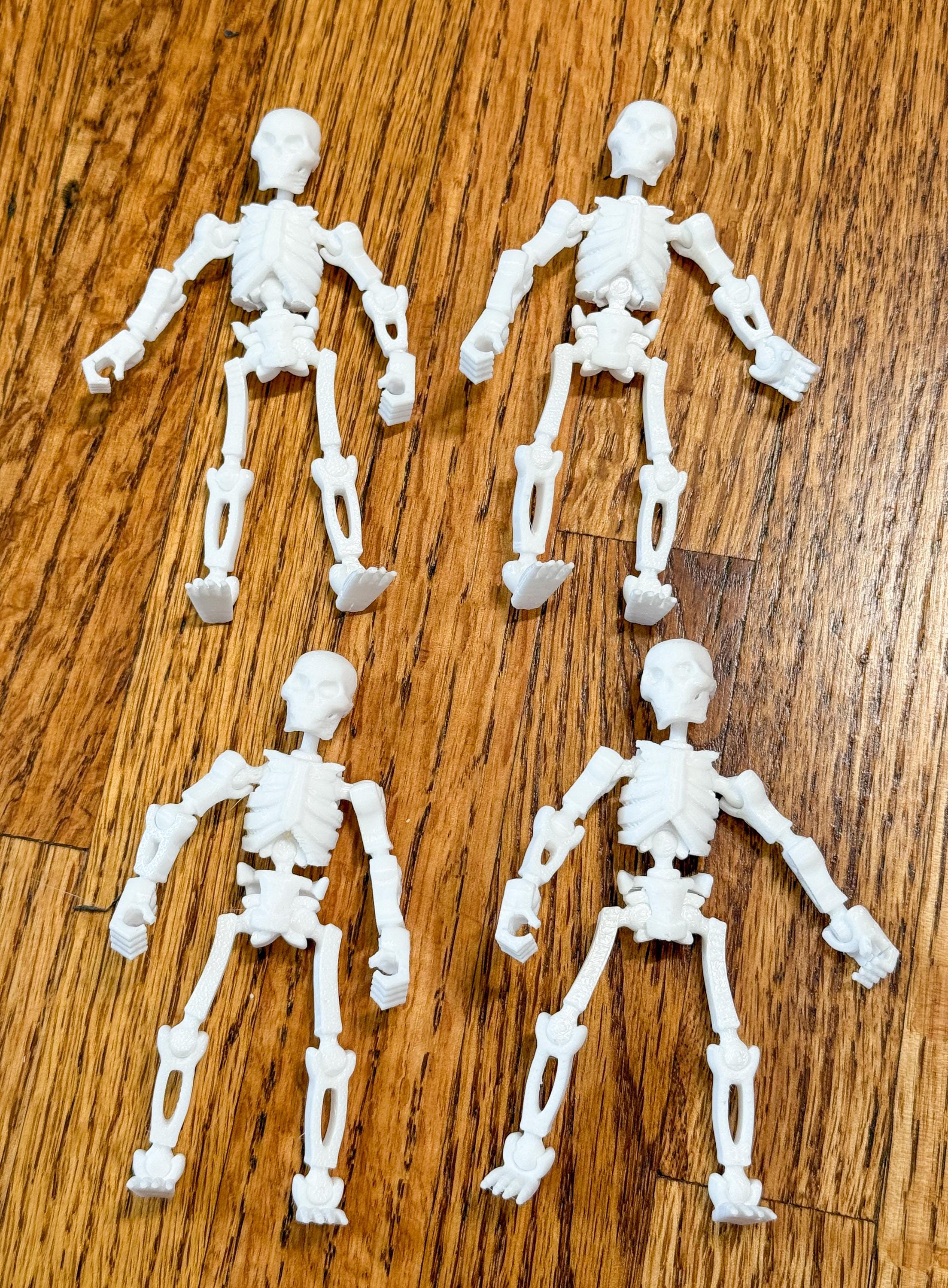 ポーズを取れるスケルトンアーミー（武器付き） - 4体パック、D&D