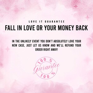 以下が含まれることがあります： ピンクと白の水彩画の背景に、「LOVE IT GUARANTEE FALL IN LOVE OR YOUR MONEY BACK」というテキストが書かれています。テキストの下には、「100% Guarantee 100%」というテキストが書かれた白い円があります。