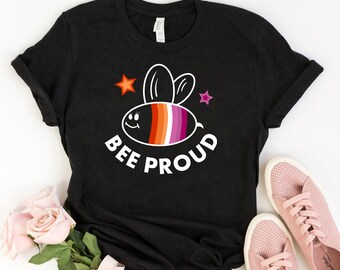 レズビアン ビー プラウド シャツ、LGBTQ+ プライド T シャツ、レズビアン プライド アパレル、ビー プライド シャツ、クィア ビー T シャツ、LGBTQ+ ギフト