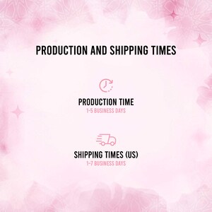 以下が含まれることがあります： 白い花の模様が入ったピンクの水彩画の背景。テキストは「PRODUCTION AND SHIPPING TIMES」。製造時間は1〜5営業日。配送時間（米国）は1〜7営業日です。