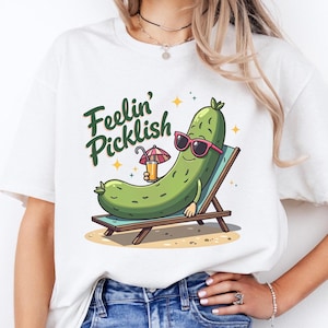 Feelin' Picklish Pickle PNG - Conception drôle de sublimation de cornichons d'été, Clipart végétarien de plage rétro pour un verre, une chemise, un autocollant, une décoration de cuisine