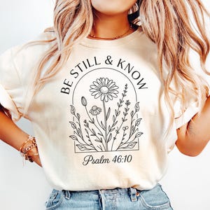 Sei still und weiß PNG - Psalm 46:10 Minimalistische Linie Kunst christliches Design, Blumen Bibel Vers Clipart, glaubensbasierte Shirt Sublimationsdatei