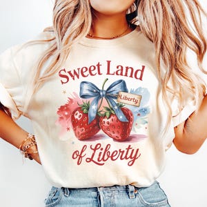 Doce Terra da Liberdade PNG – Sublimação Patriótica de Morango com Laço Azul, Clip Art em Aquarela dos EUA para Camisetas, Copos e Decoração do 4 de Julho