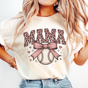 Rose Baseball Mama PNG - Coquette Sports Mom Sublimation Design pour chemise, fourre-tout, mug - coeur de baseball coeur imprimé léopard en téléchargement numérique