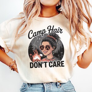 Je m'en fous des cheveux de camp PNG | Fille de camping rétro avec lunettes de soleil et feu | Rôtir des guimauves Clipart | Conception drôle de sublimation d'été