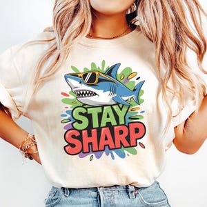 Bleib scharf PNG, Cooler Hai Sublimationsdesign, Back to School Shirt Grafik, lustige Sommer Tier Clipart, Kinder Motivations Download