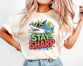 Blijf scherp PNG, cool Shark-sublimatieontwerp, terug naar school-shirtafbeelding, grappige zomerdieren clipart, motiverende download voor kinderen