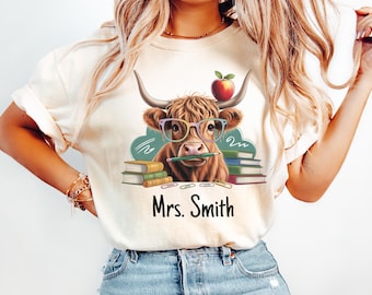 Insegnante mucca delle Highland personalizzabile in formato PNG, mucca con occhiali, libri e mela per il ritorno a scuola, nome insegnante personalizzato da scaricare digitalmente