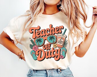 Insegnante fuori servizio PNG, design retrò estivo a sublimazione, regalo di fine anno scolastico per insegnanti, clipart di maglietta per vacanze tropicali per insegnanti