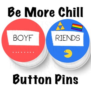 Puede incluir: Dos pines redondos con fondo rojo y azul. El pin rojo tiene el texto "BOYF" en un rectángulo blanco y el pin azul tiene el texto "RIENDS" en un rectángulo blanco. El pin azul también tiene una bandera arcoíris y un Pac-Man amarillo.