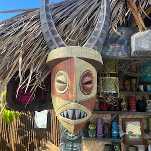 Premium Adventureland Tiki Mask “Makoro” – Handcrafted Disney Prop, Tiki Room Wall Art, Disney Park Decor, Hand-Painted Tiki Collector Piece