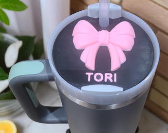Tapa de tapa Stanley personalizada: placa personalizada con lazo rosa