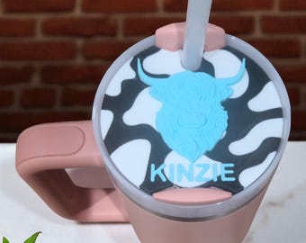 Tapa para vaso Stanley Highland Cow: placa personalizada