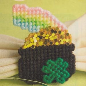 以下が含まれることがあります： 虹とクローバーが描かれた黒い金の壺。アイルランドの伝統的な幸運のシンボルです。