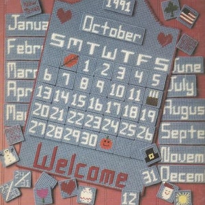 Puede incluir: Un calendario de lona plástica azul y blanco con el año 1991 y la palabra "Octubre" en la parte superior. El calendario tiene un letrero de bienvenida en la parte inferior. El calendario está rodeado de piezas más pequeñas de lona plástica con los meses del año y varios símbolos festivos.