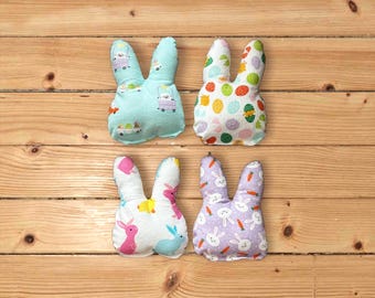 Tête de lapin de Pâques avec un chat