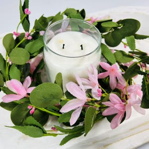 Vela floral rosa en forma de anillo: decoración de mesa primaveral estilo granja