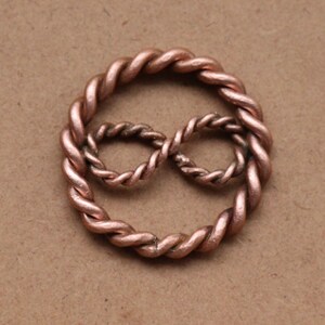 Infinity Twisted Copper Pendant – Tidlös Energi & Balans