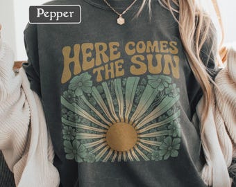Camiseta con gráfico de sol retro de los 70, estilo vintage floral bohemio, diseño de póster de banda de rock de los 70, colores vibrantes, color pimienta