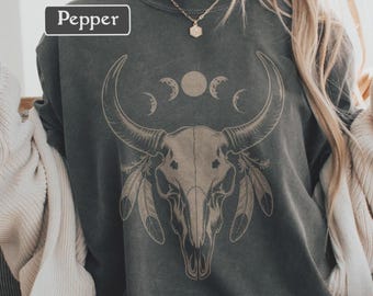 Camiseta con calavera de vaca, camiseta con estampado de fases lunares y calavera de toro, camiseta bohemia celestial estilo western, camiseta vintage con colores cómodos para festivales, camiseta de brujas