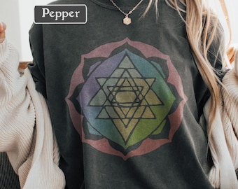 Camiseta de geometría sagrada, camiseta de mandala, camiseta de Sri Yantra, camiseta de la flor de la vida, camiseta unisex de colores cómodos, camiseta hippie vintage descolorida con diseño de loto