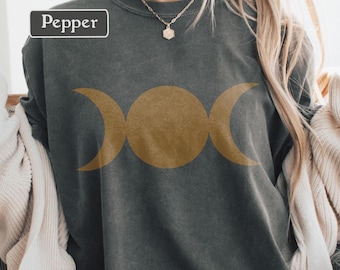 Camiseta de la Diosa de la Triple Luna, camiseta bohemia con fases lunares y colores cómodos, camiseta con gráficos paganos vintage, top wiccano con fases lunares, camiseta retro mística
