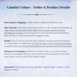 Op de afbeelding: Een informatieve afbeelding met een lichtblauwe aquarelachtergrond en donkergrijze tekst met de titel Comfort Colors | Order & Product Details. De tekst beschrijft details over kledingstukken, maatinformatie, retourbeleid en contactinstructies.