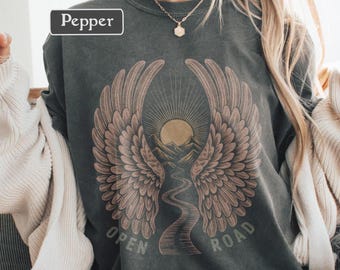 Camiseta vintage de rock con colores cómodos, camiseta gráfica con diseño de alas de carretera abierta, sol, montaña, estilo banda retro, camiseta unisex extragrande y descolorida