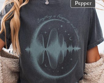 Camiseta gráfica bohemia para mujer: frecuencia musical y vibración celestial. Camiseta vintage de colores suaves y cómodos, hippie, bohemia, música espiritual.
