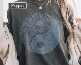 Camiseta con gráfico Yin Yang, camiseta bohemia de luna y sol, camiseta vintage con estrellas y flores, top Celestial Balance, camiseta bohemia Comfort Colors