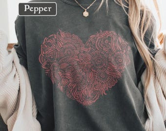 Camiseta vintage bohemia con corazón, camiseta retro con colores cómodos, camiseta con estampado floral de corazón, ilustración de amor cottagecore, camiseta artística con corazón