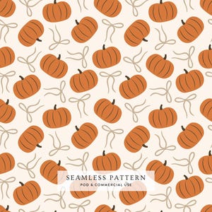Puede incluir: Un patrón continuo con calabazas naranjas y lazos de cinta beige claro sobre un fondo crema. El texto SEAMLESS PATTERN POD & COMMERCIAL USE está centrado en un recuadro rectangular blanco sobre el diseño de calabazas y lazos.