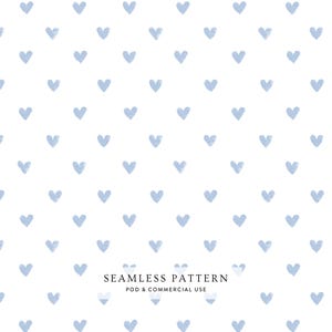 Könnte beinhalten: Ein nahtloses Muster mit kleinen, hellblauen, handgezeichneten Herzen, die in einem sich wiederholenden Raster auf einem rein weißen Hintergrund angeordnet sind. Der Text SEAMLESS PATTERN POD & COMMERCIAL USE steht unten mittig.