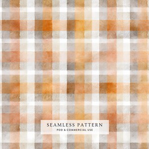 Puede incluir: Un patrón sin costuras que presenta un diseño de cuadros de acuarela con rayas horizontales y verticales que se cruzan en tonos naranja, marrón, gris y blanco. Una etiqueta rectangular blanca en la parte inferior contiene el texto SEAMLESS PATTERN POD & COMMERCIAL USE.