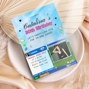Puede incluir: Una invitación de cumpleaños con un fondo de cielo azul, con el texto "30 cumpleaños de Catalina". La invitación incluye una foto, detalles del evento y un código de vestimenta "Y2K". La invitación está sobre un plato blanco.