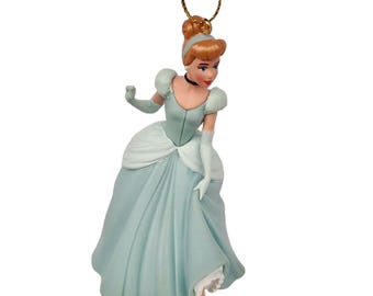 Figura decorativa de la princesa Cenicienta con vestido azul, ideal para Navidad. Artículo coleccionable de la película de Disney.