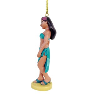 Peut inclure: Figurine d'une femme en haut de bikini et sarong turquoise, avec une fleur dans les cheveux. La figurine est suspendue &agrave; une ficelle dor&eacute;e. La femme a les cheveux noirs et porte des sandales bleues. La figurine est sur une base jaune.